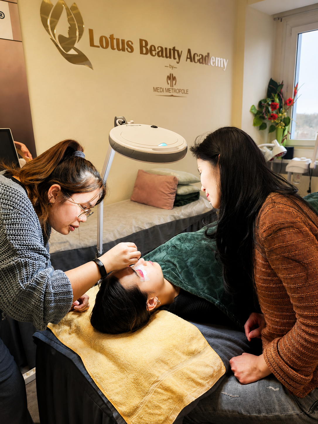 Wimpernschulung an der Lotus Beauty Academy